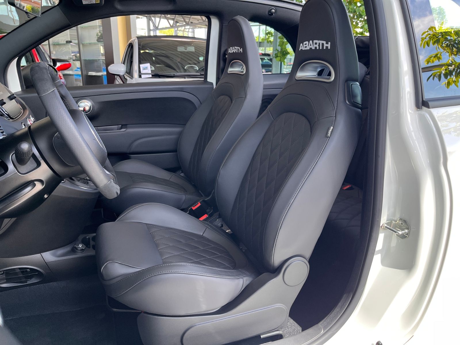 Fahrzeugabbildung Abarth 695C Turismo  LEDER NAV DAB PDC