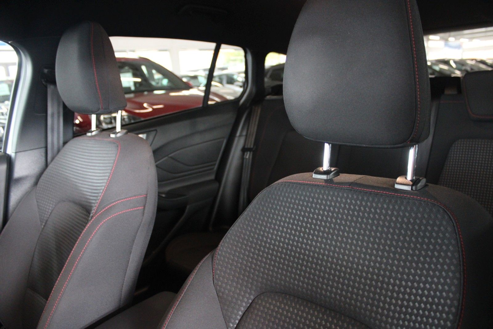 Fahrzeugabbildung Ford Focus ST-Line Turnier LED Park + Winter Paket