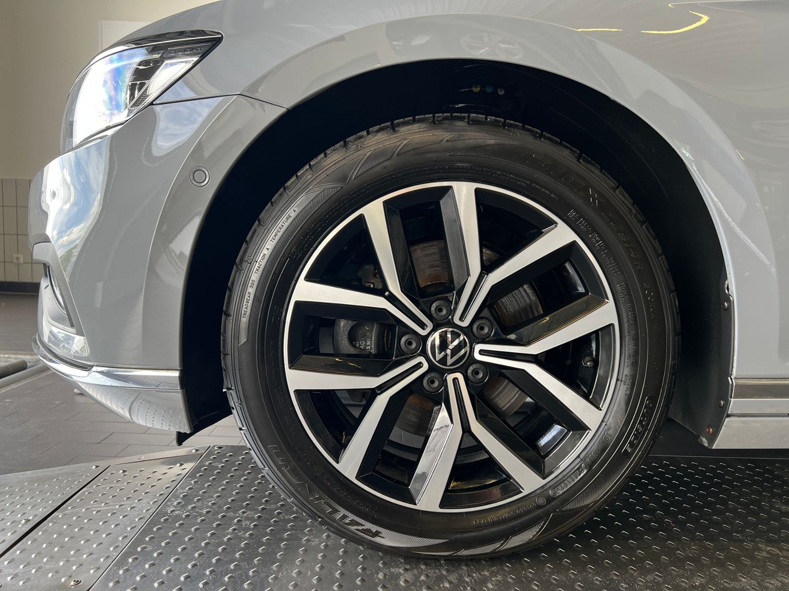 Fahrzeugabbildung Volkswagen Passat Variant Elegance 2.0 TDI DSG *AHK, IQ-Lig
