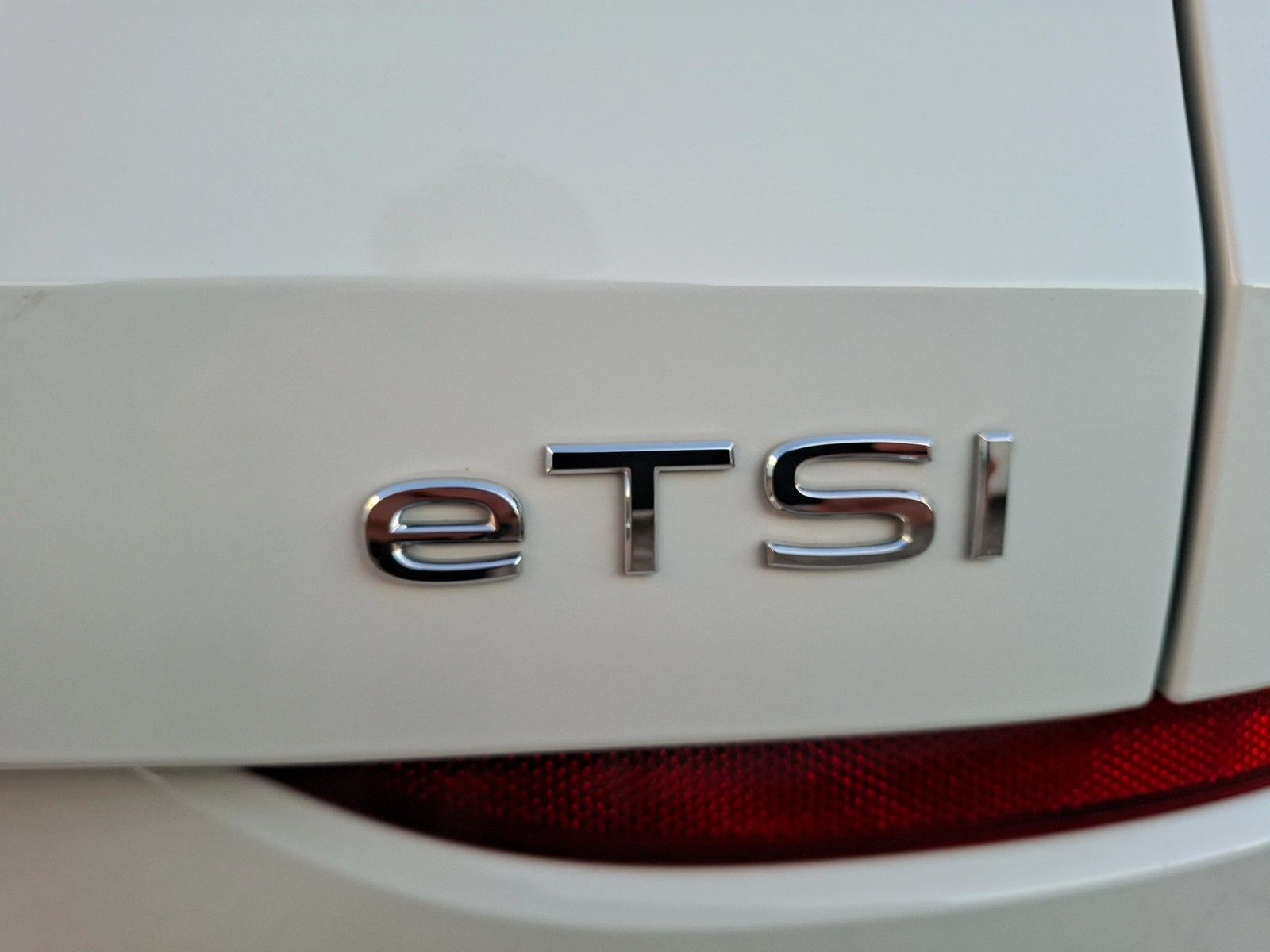 Fahrzeugabbildung Volkswagen T-Roc eTSI  Life DSG LEDplus Navi AID ACC RFK SH