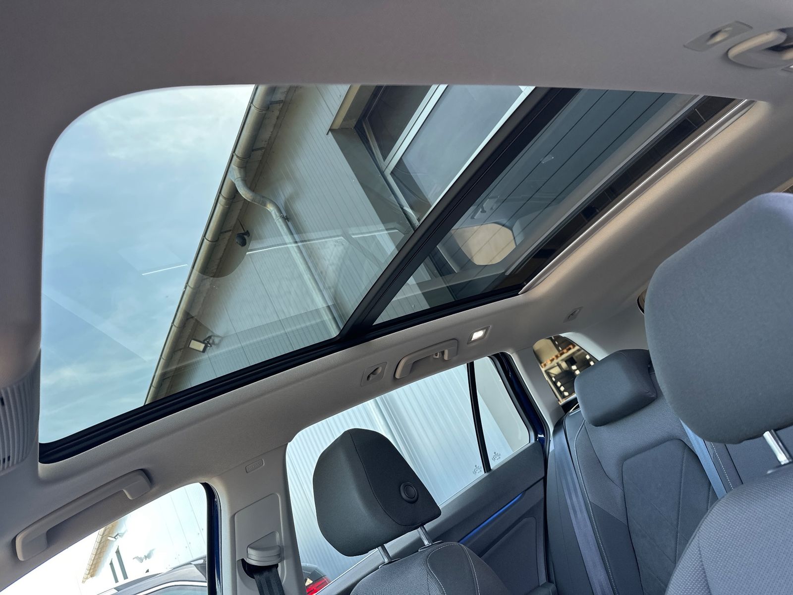 Fahrzeugabbildung Volkswagen Golf Variant 2.0 TDI DSG Style NAV+LED+PANO+AHK