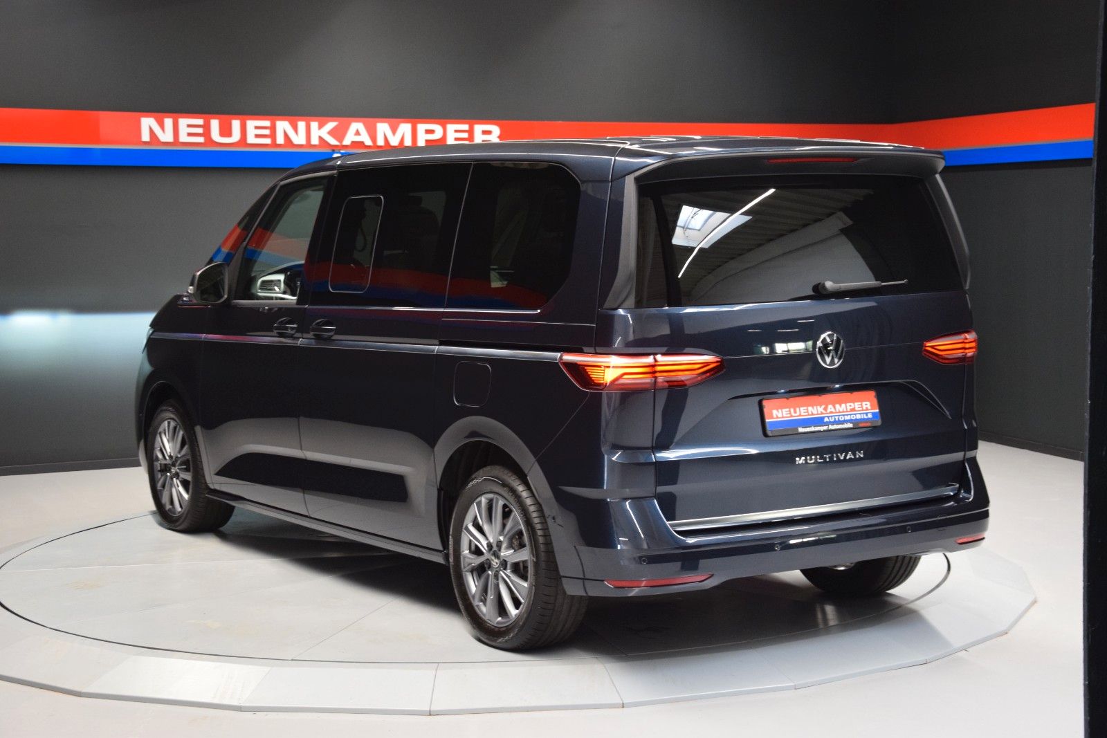Fahrzeugabbildung Volkswagen T7 Multivan Pano ACC Keyless 3-Zonen Standheiz