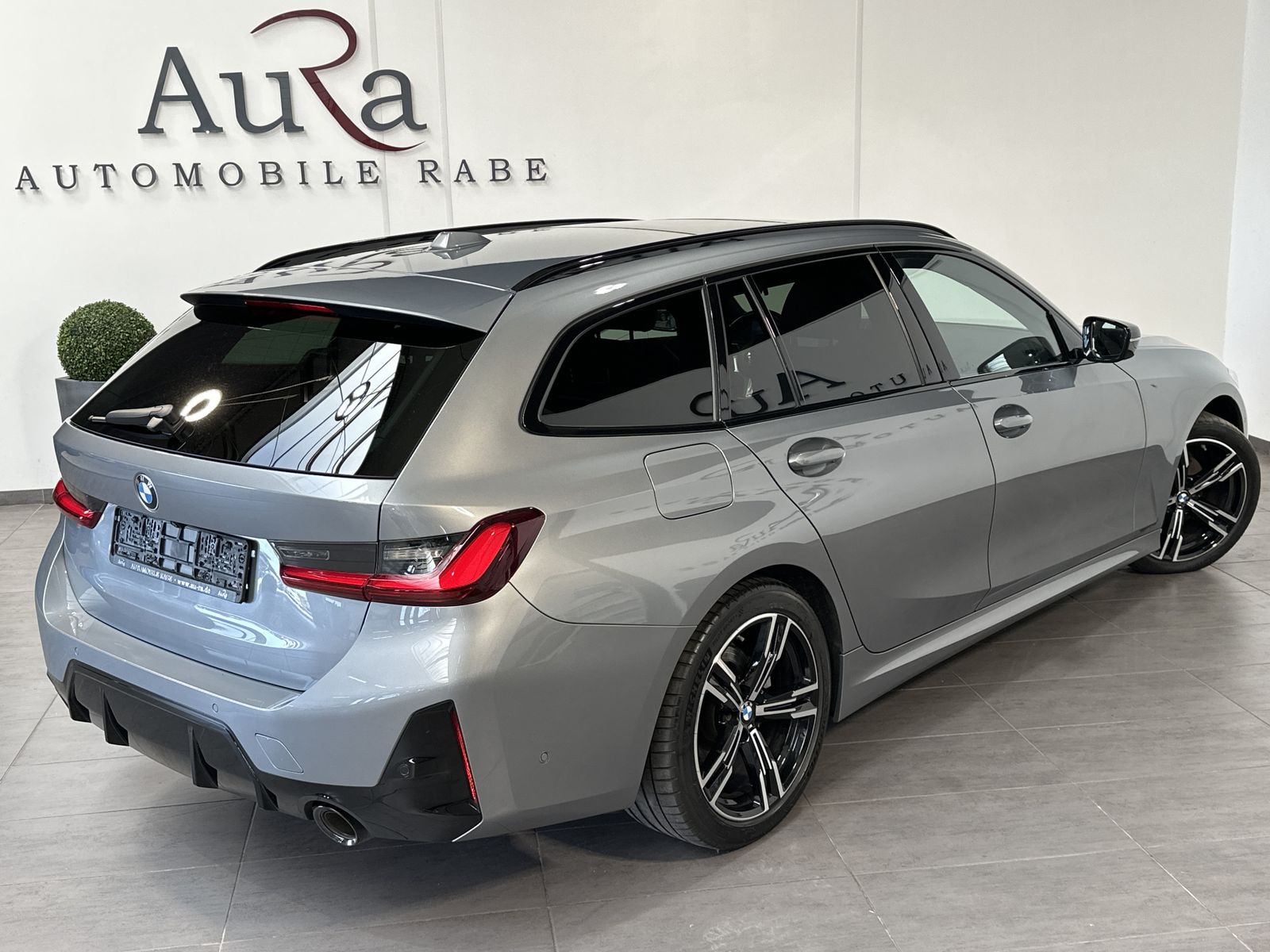 Fahrzeugabbildung BMW 320d Touring M-Sport NAV+LED+ACC+PANO+H&K+KAMERA