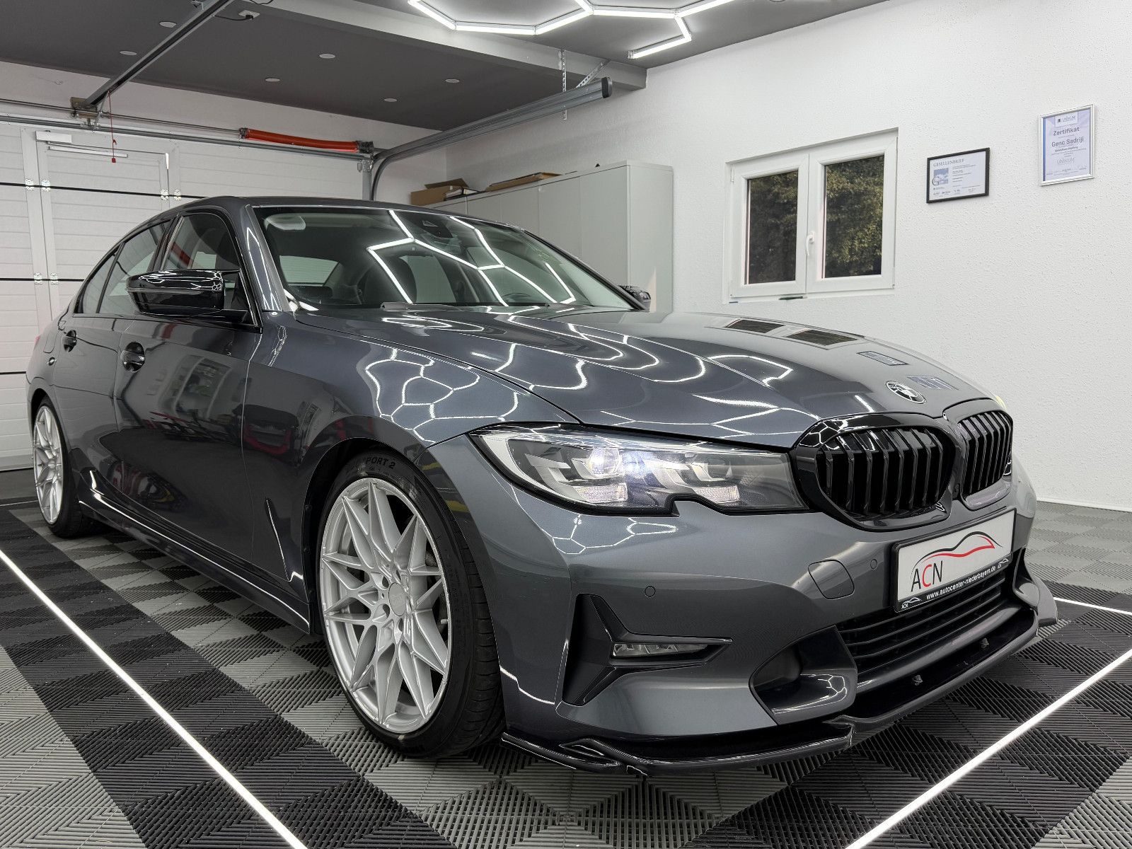Fahrzeugabbildung BMW 330i LIMOUSINE/SPORT/LIVE COC/HiFi/AMBIENTE/H&R