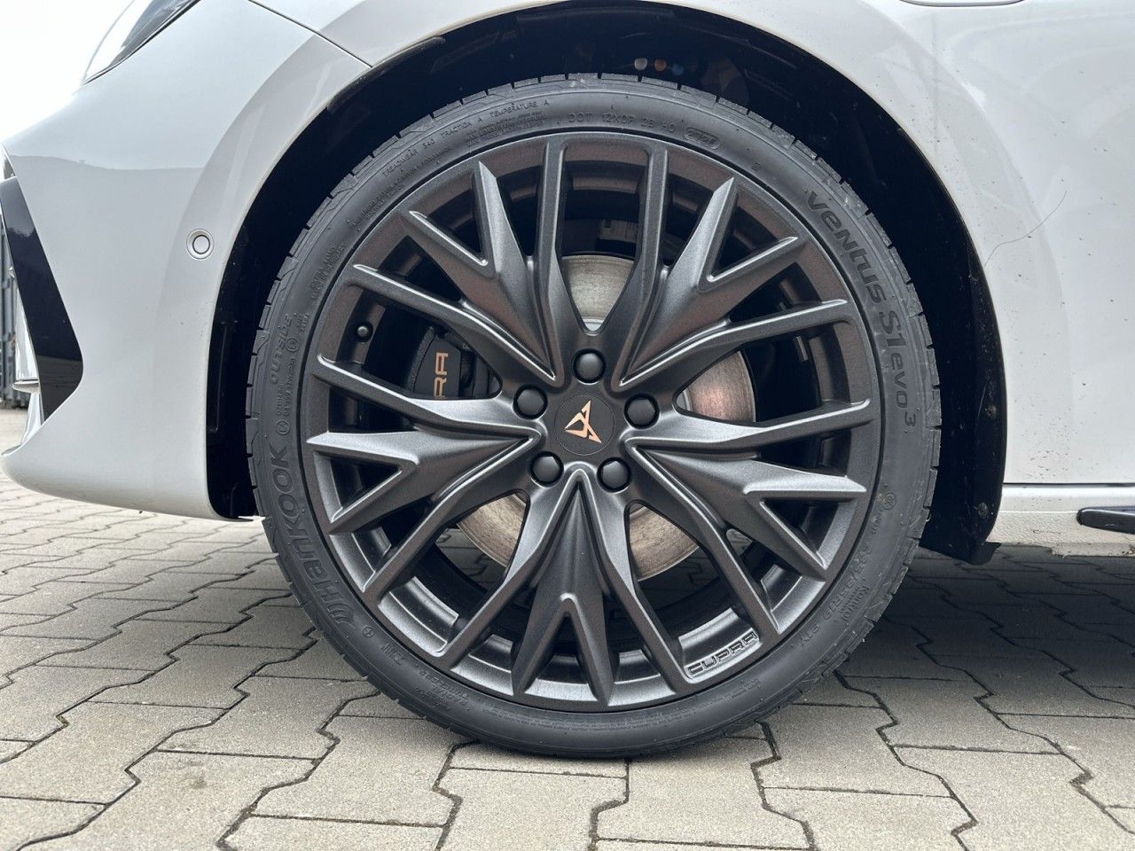 Fahrzeugabbildung CUPRA Leon ST VZ Black Edition 1.5 e-HYBRID 272 PS DSG - mit KI generiert/bearbeitet
