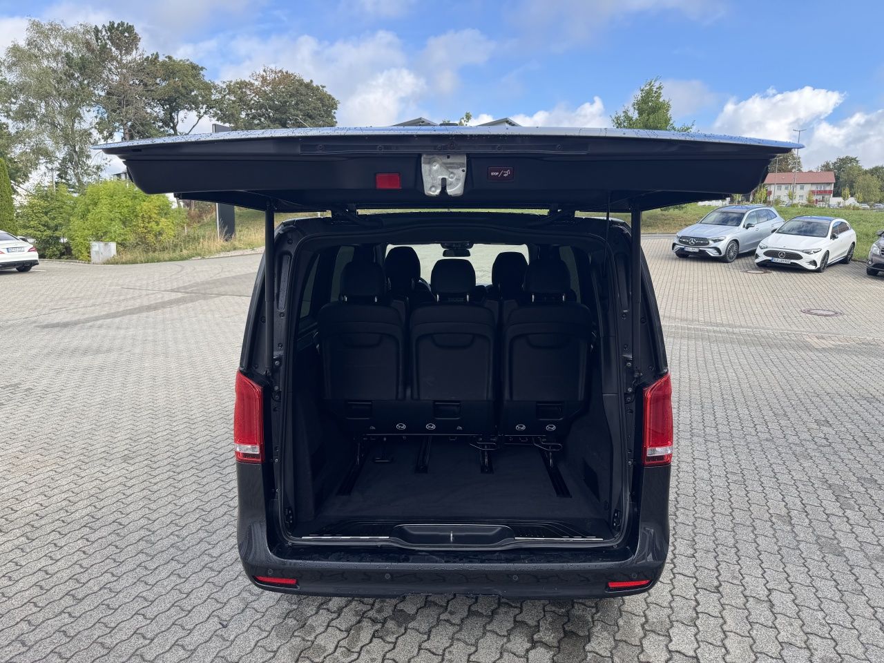 Fahrzeugabbildung Mercedes-Benz V 300d Avantgarde Ed. lang 4x4 Distronic*AMG*AHK