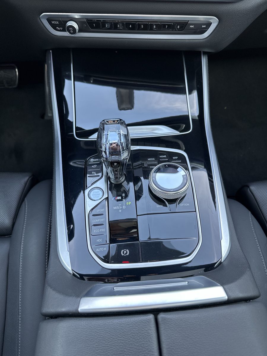 Fahrzeugabbildung BMW X5 M50i NAV+LASER+AHK+HEAD-UP+22ZO+PANO+360GRAD