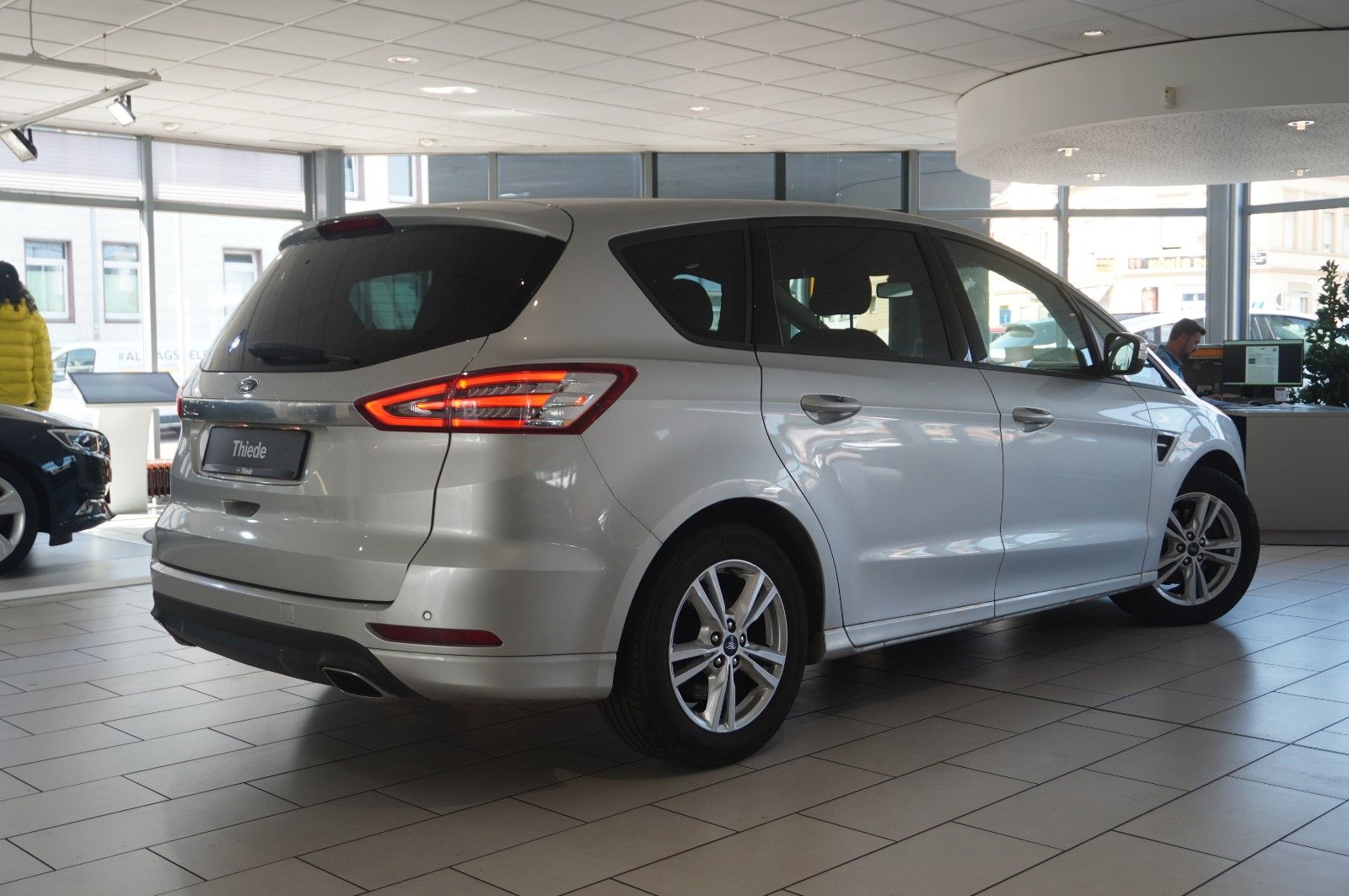 Fahrzeugabbildung Ford S-Max 2.0D BUSINESS 4X4 7-SITZE NAVI/SH/PDC/TEMP