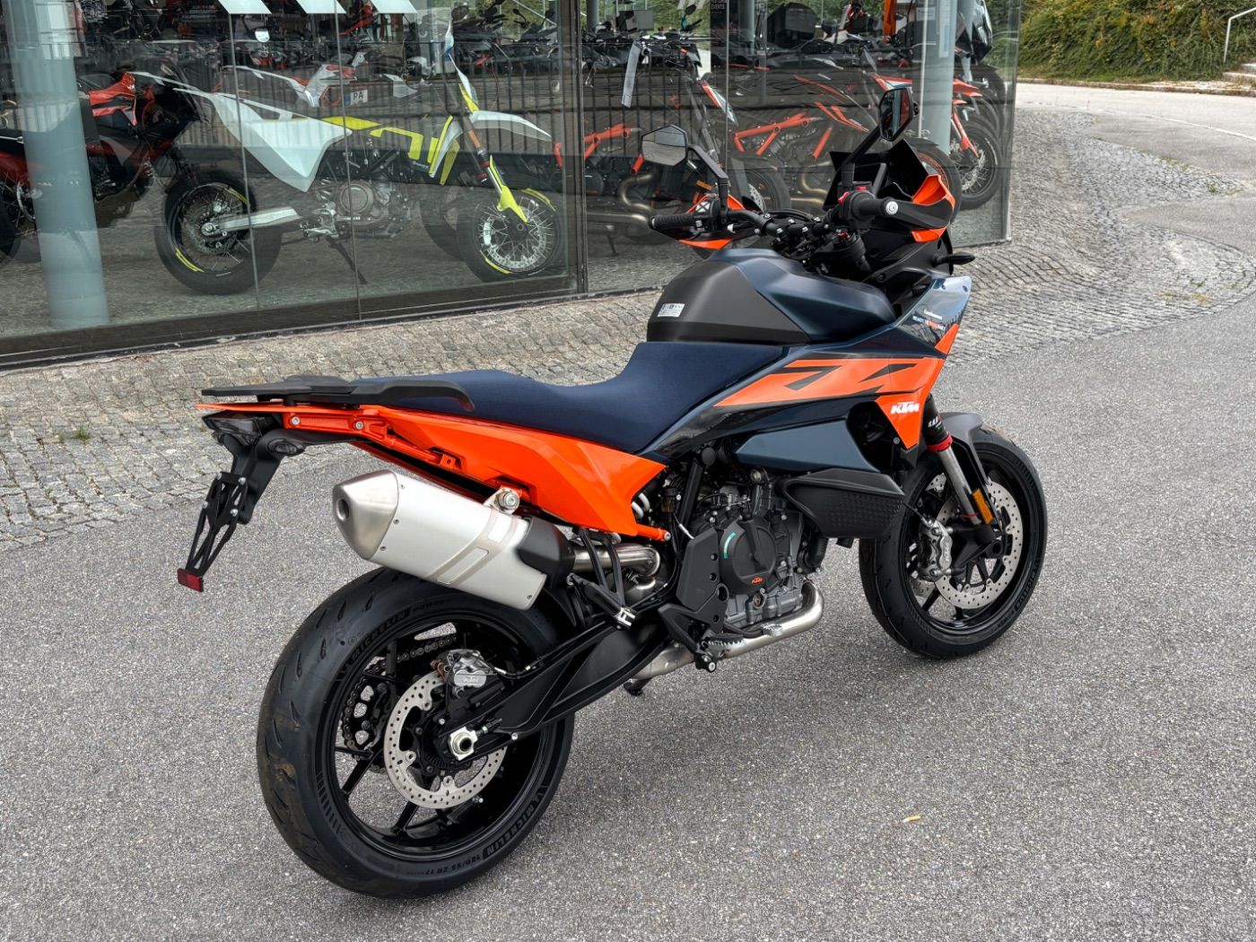 Fahrzeugabbildung KTM 890 SMT Modell 2026 4 Jahre Garantie