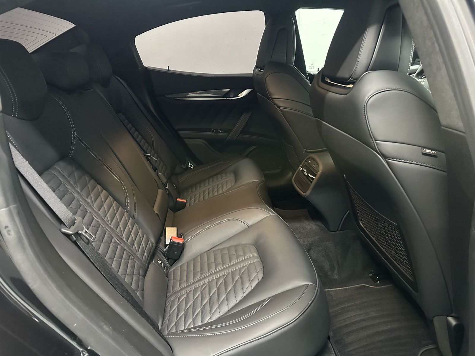 Fahrzeugabbildung Maserati Ghibli TROFEO V8   - SOFT CLOSE*NAVI*TEMPO*DAB*