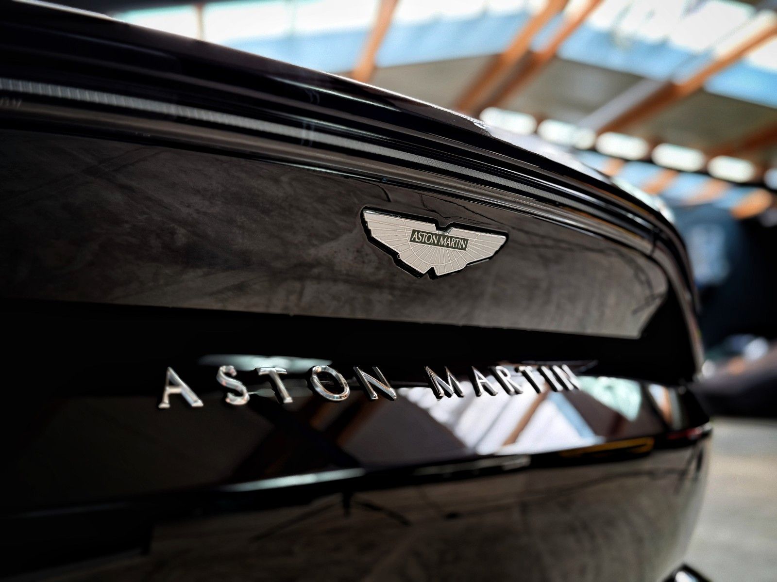 Fahrzeugabbildung Aston Martin V8 Vantage