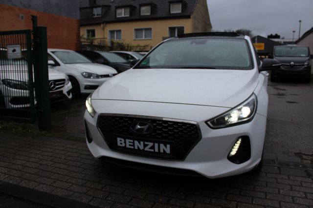 Hyundai i30 Intro/Navi/Pano/LED/Kamera/Temp./Lenkrad Hzg