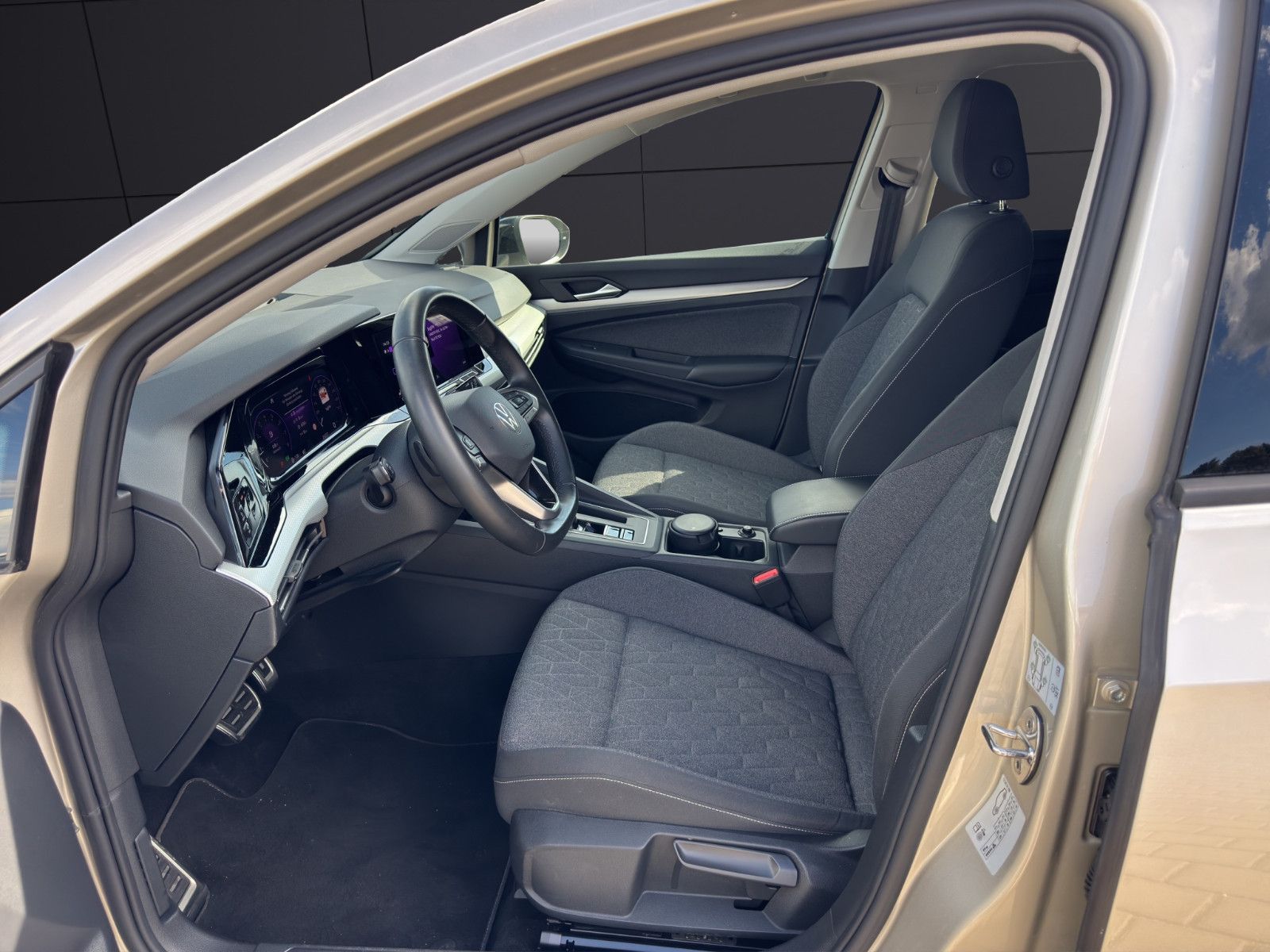 Fahrzeugabbildung Volkswagen Golf VIII 1.5 eTSI ACC/Apple/Ambiente/Keyless