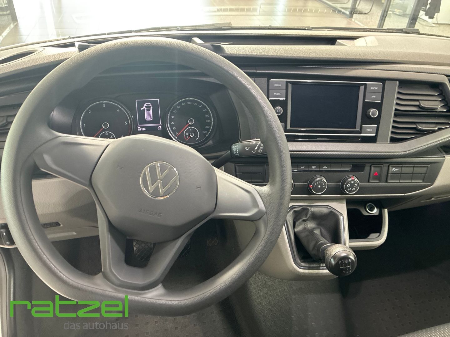 Fahrzeugabbildung Volkswagen T6.1 Kombi 2.0 TDI 9-Sitzer PDC AHK Klima Lichts