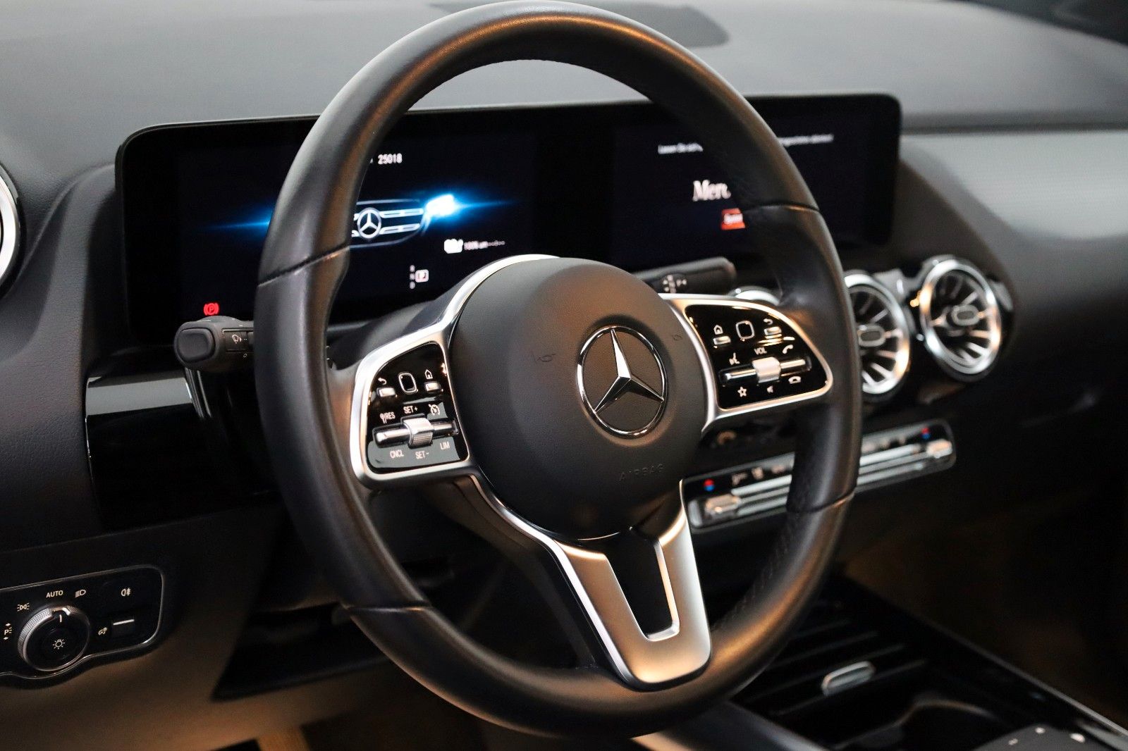 Fahrzeugabbildung Mercedes-Benz GLA 250e Progressive Leder,Navi,LED,Park-Paket