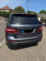Mercedes-Benz ML 350 4MATIC - - Mercedes-Benz ML 350 mit Benzin-Antrieb: Automatik