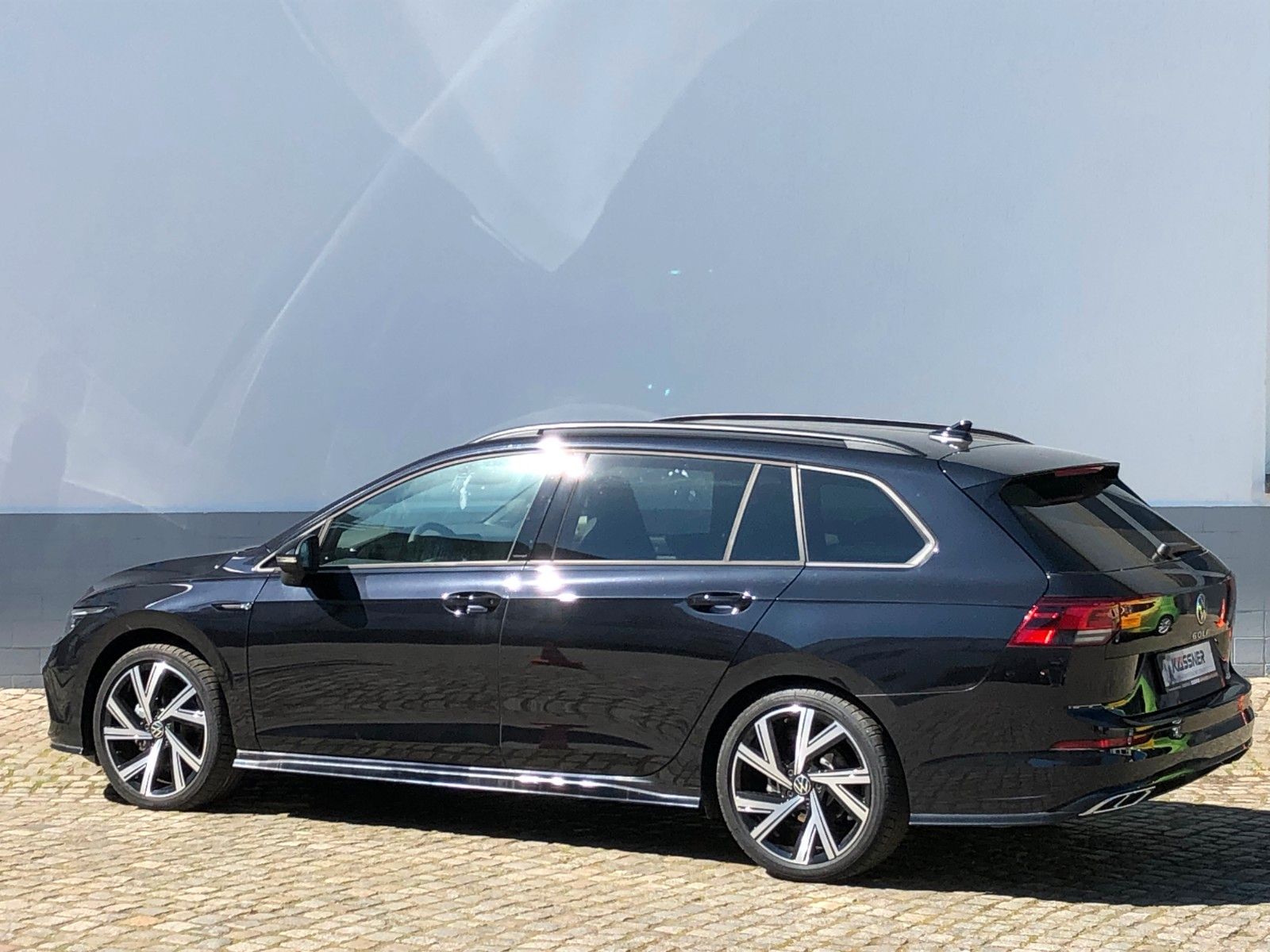 Fahrzeugabbildung Volkswagen Golf 8 Variant 1,5 eTSI R-Line