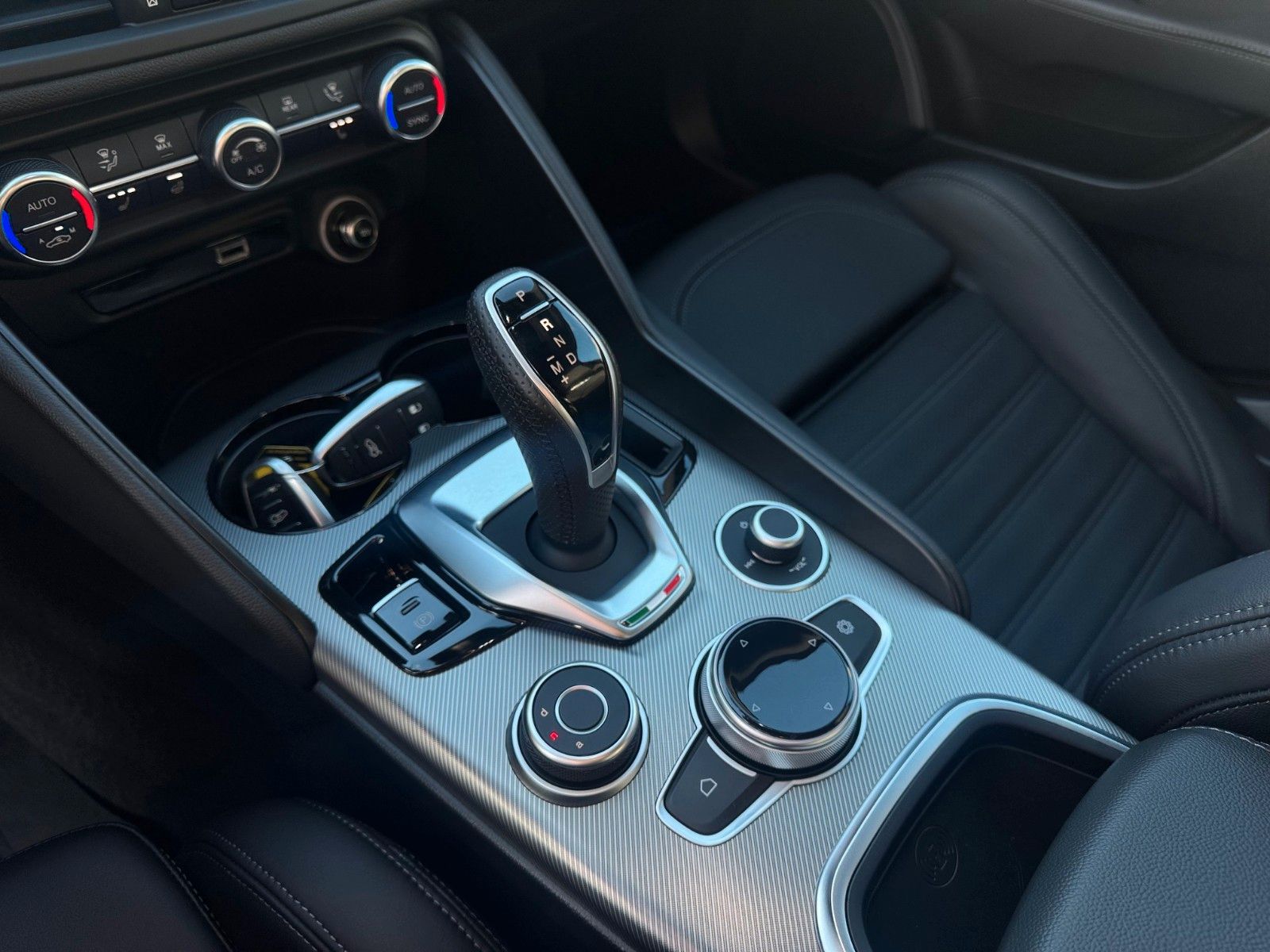 Fahrzeugabbildung Alfa Romeo Giulia Veloce 2.0 280PS Q4 Navi Kamera Memory