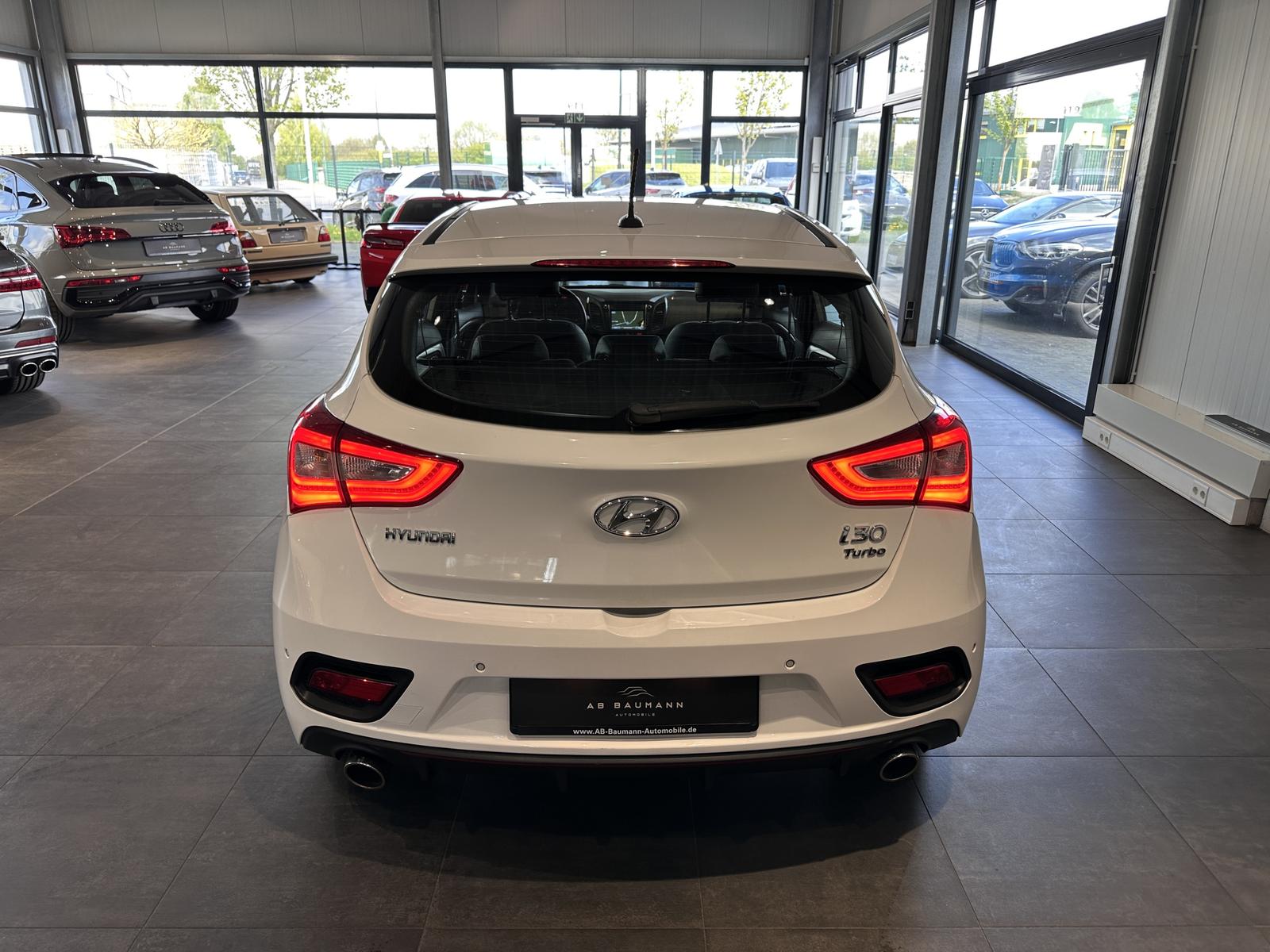 Hyundai i30 Turbo *1. HAND, NAVI, RFK, SCHECKHEFT*