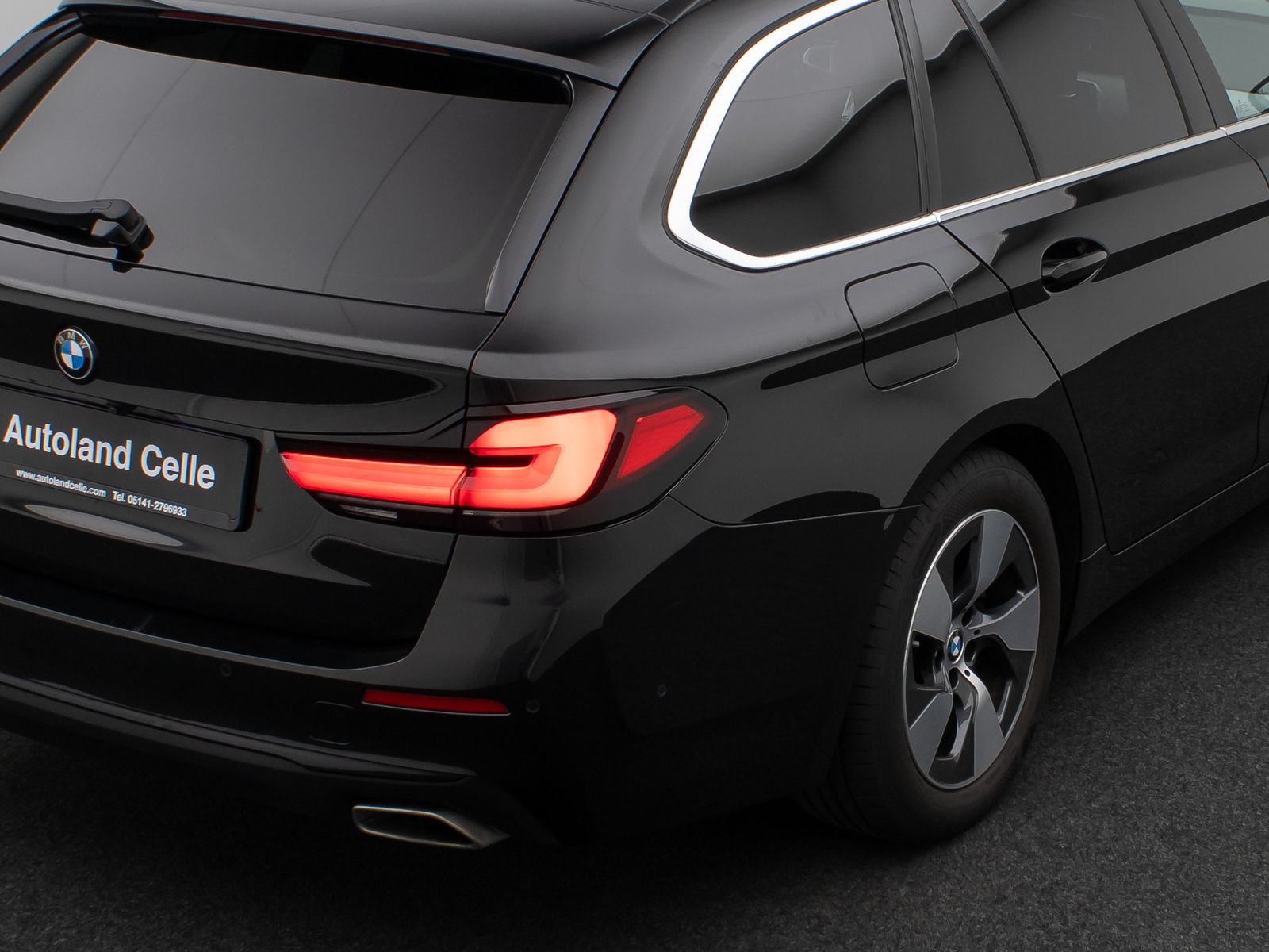 Fahrzeugabbildung BMW 520d xD Panorama Kamera HUD DAB H/K AHK Leder