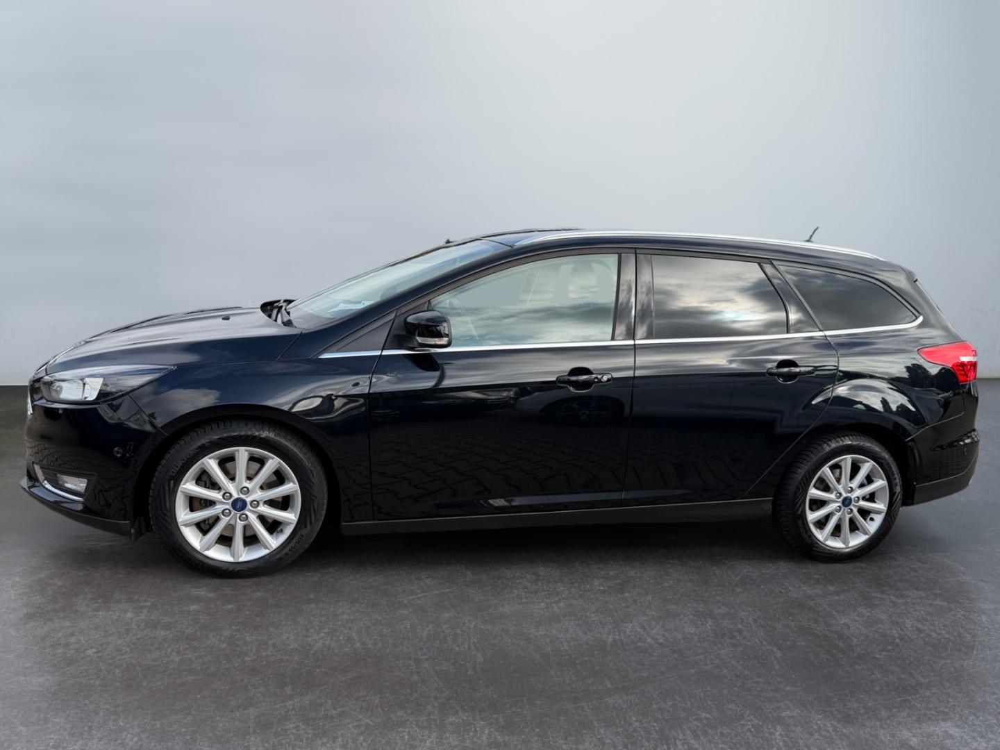 Ford Focus 1.5 Turnier Titanium *PDC v.&h.*SHZ*Klima*
