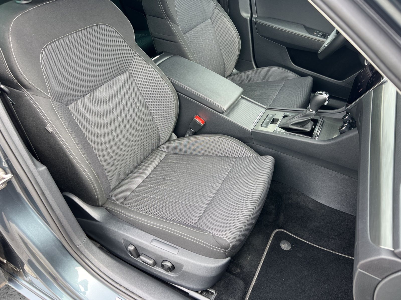 Fahrzeugabbildung SKODA Superb Combi Style iV Matrix Navi ACC DCC RFK