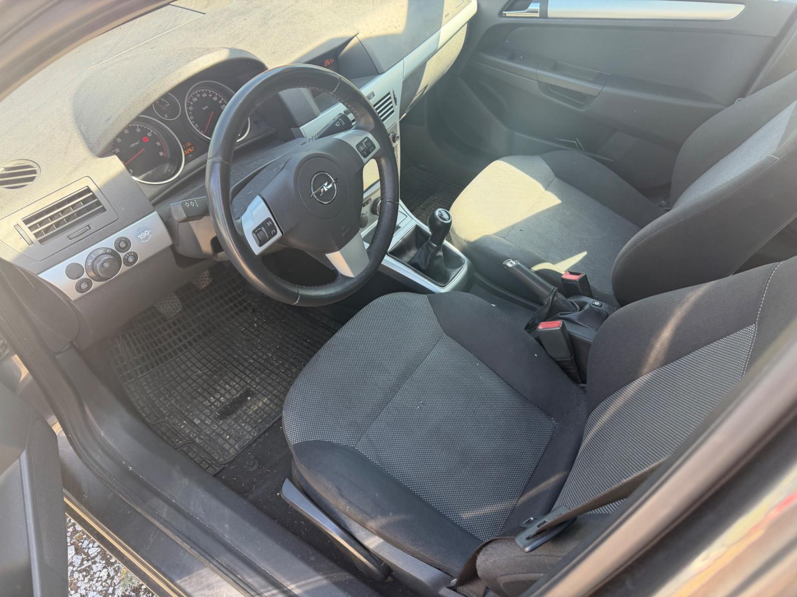 Opel Astra 2009 — photo 13
