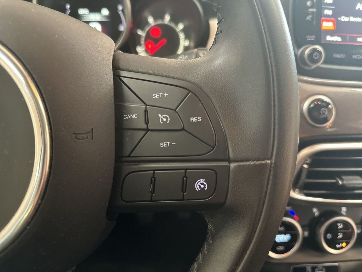 Fahrzeugabbildung Fiat 500X 1.6 JTD LOUNGE KLIMA PANO NAVI