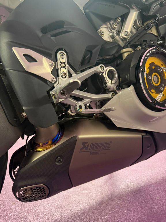DUCATI PANIGALE V4S /AKRAPOVIC / KREIDE DUCATI PANIGALE V4S /AKRAPOVIC / KREIDE
