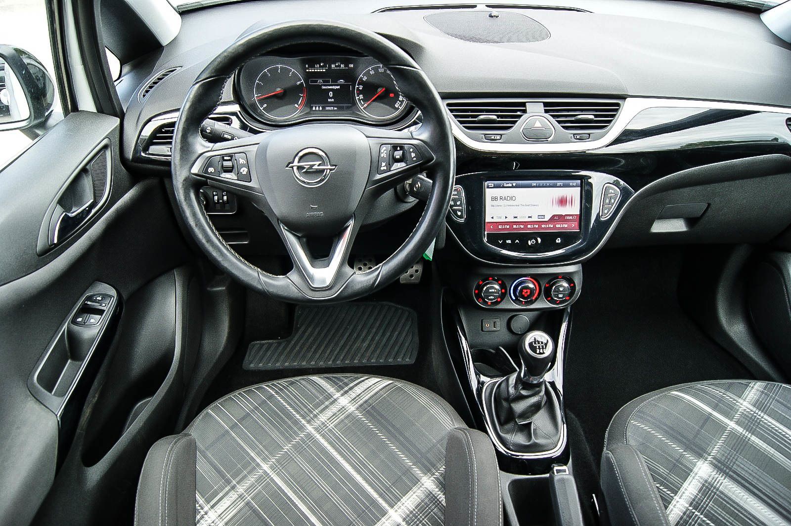 Fahrzeugabbildung Opel Corsa E 1.4 Color Edition 74kW/101PS 39tkm !!! C