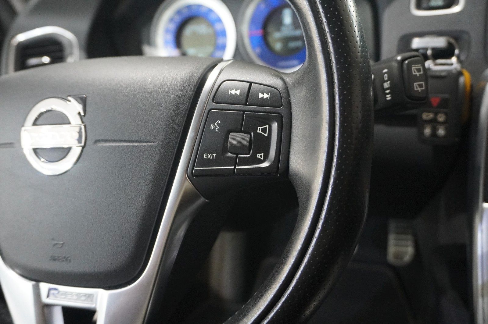 Fahrzeugabbildung Volvo V60 Kombi D4 R-DESIGN NAVI/LED/SHZPDC/AHK