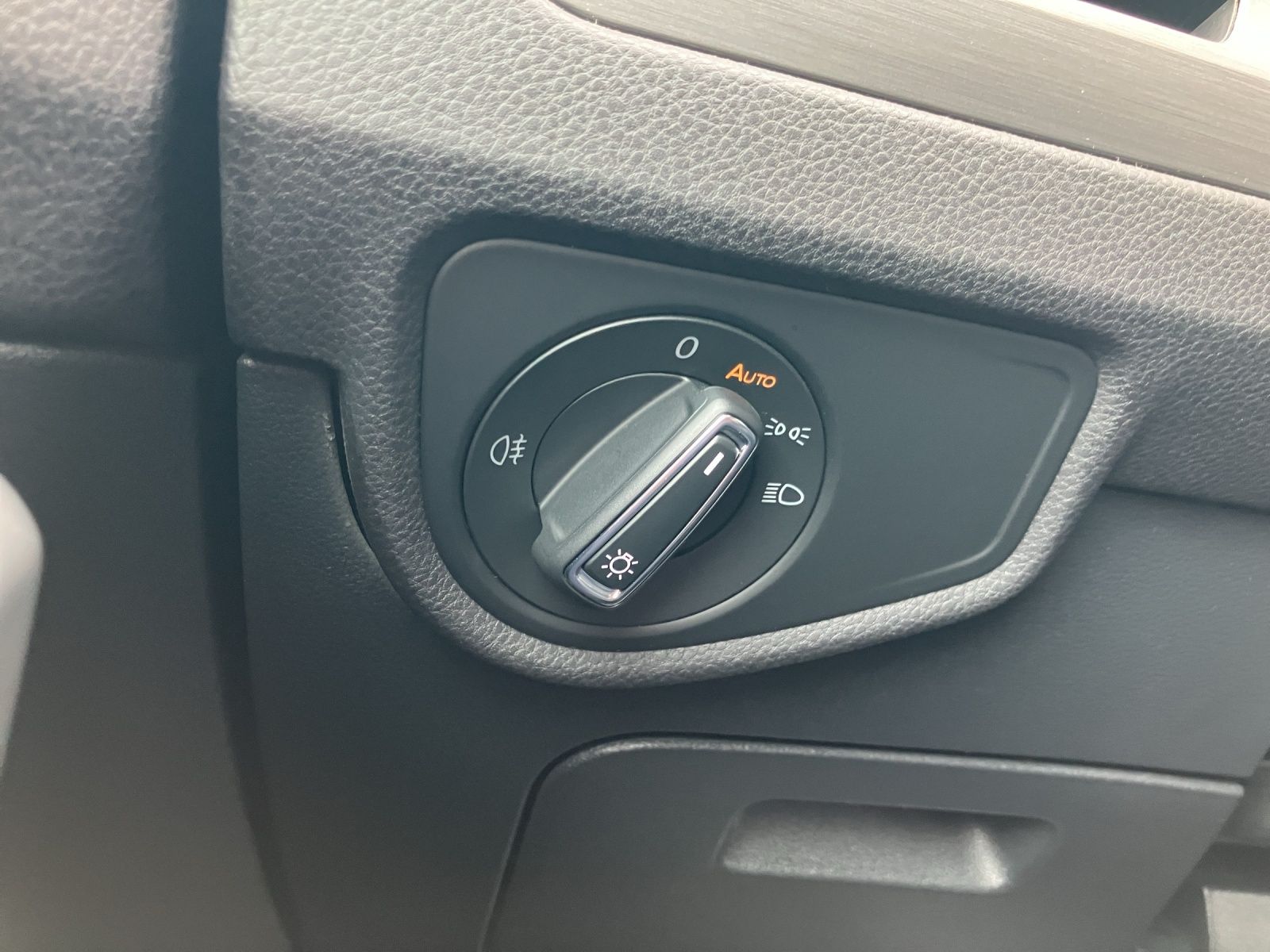 Fahrzeugabbildung Volkswagen Touran Comfortline DSG LED ACC 16" PDC SHZ WeCon