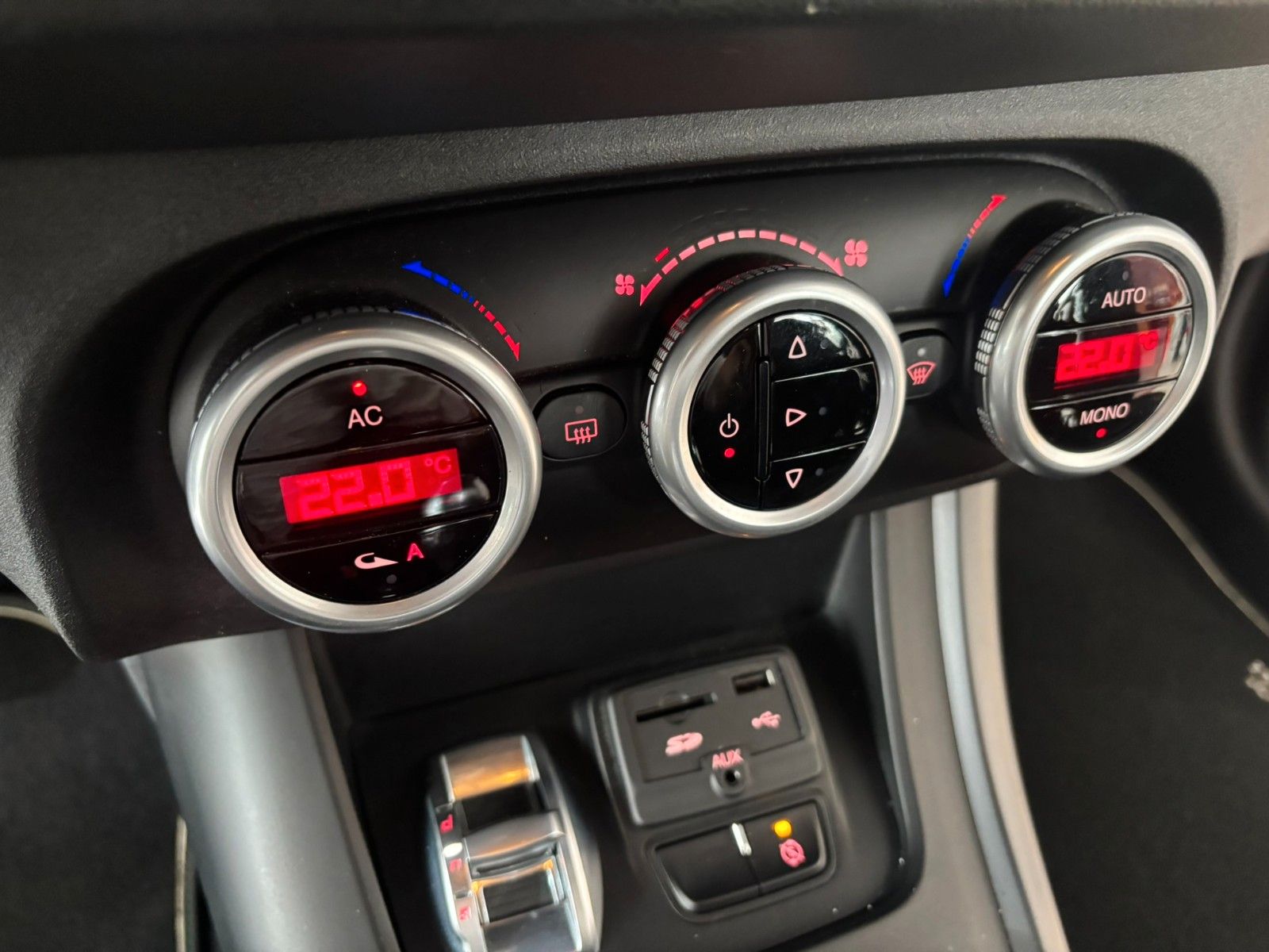 Fahrzeugabbildung Alfa Romeo Giulietta Turismo 1.4 QV-LINE NAVI/LEDER/PDC/TEM