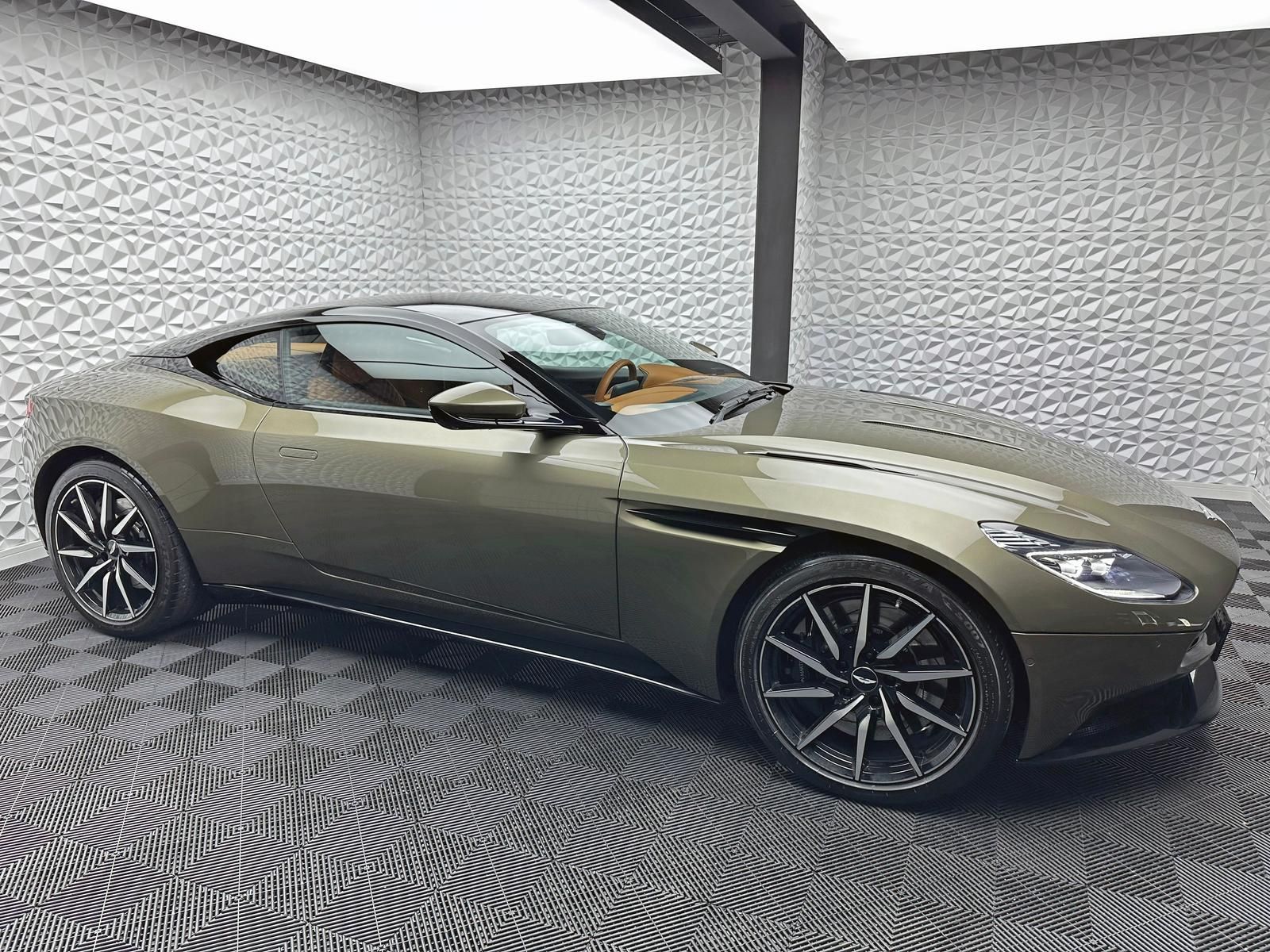 Fahrzeugabbildung Aston Martin DB11 V12/NEW-HERITAGE/DUOTONE/B&O/FINISHER/BLACK