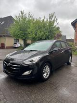 Hyundai i30 cw Trend 1.6 CRDi Automatik Klimaaut.Sithzh. - Hyundai i30 mit Diesel-Antrieb: Kombi, Automatik, 1.6