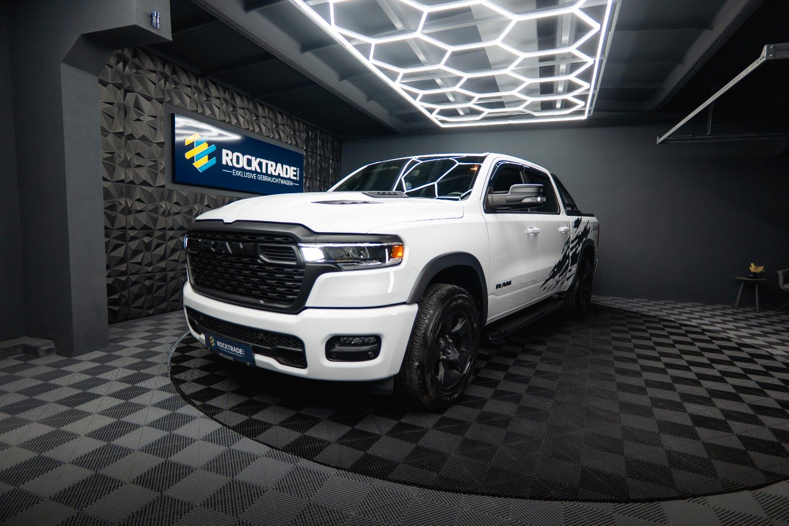 Fahrzeugabbildung Dodge RAM 3.6 V6 MY 25 Offroad Night-Paket ACC LED 19%