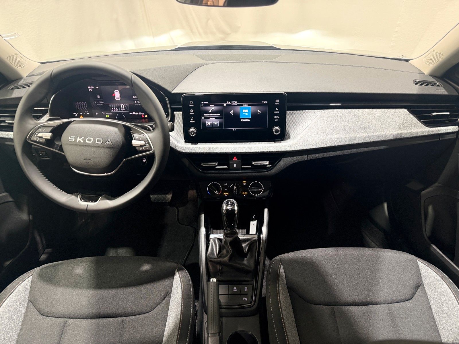 Fahrzeugabbildung SKODA Kamiq Selection / DSG / Kamera / 17 Zoll