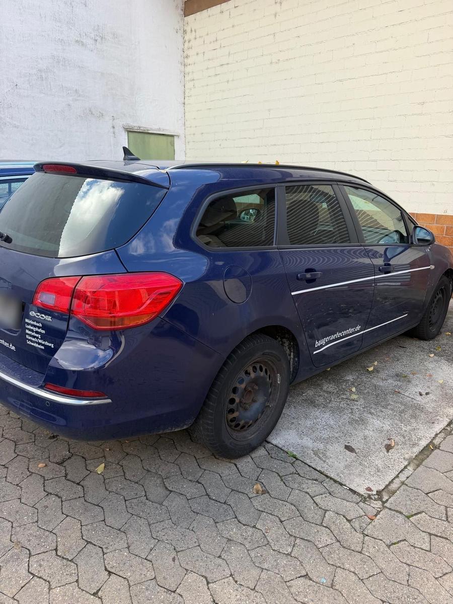 Opel Astra 2015 — салон