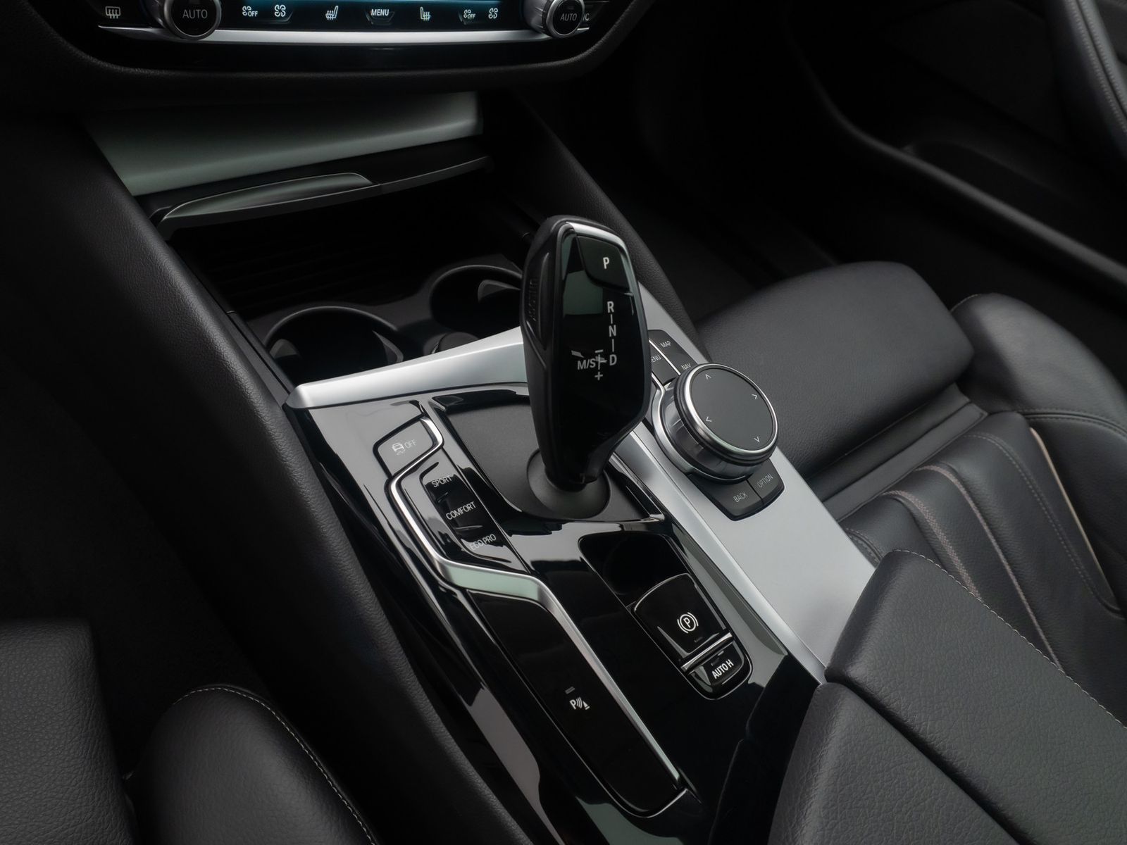 Fahrzeugabbildung BMW 520d Kamera HUD Alarm Panorama DAB Leder Sport