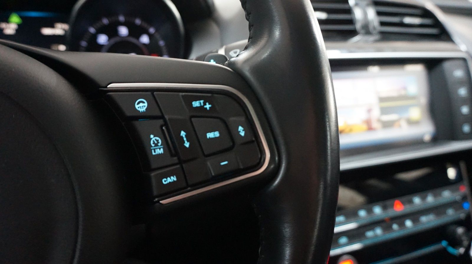 Fahrzeugabbildung Jaguar XE Prestige