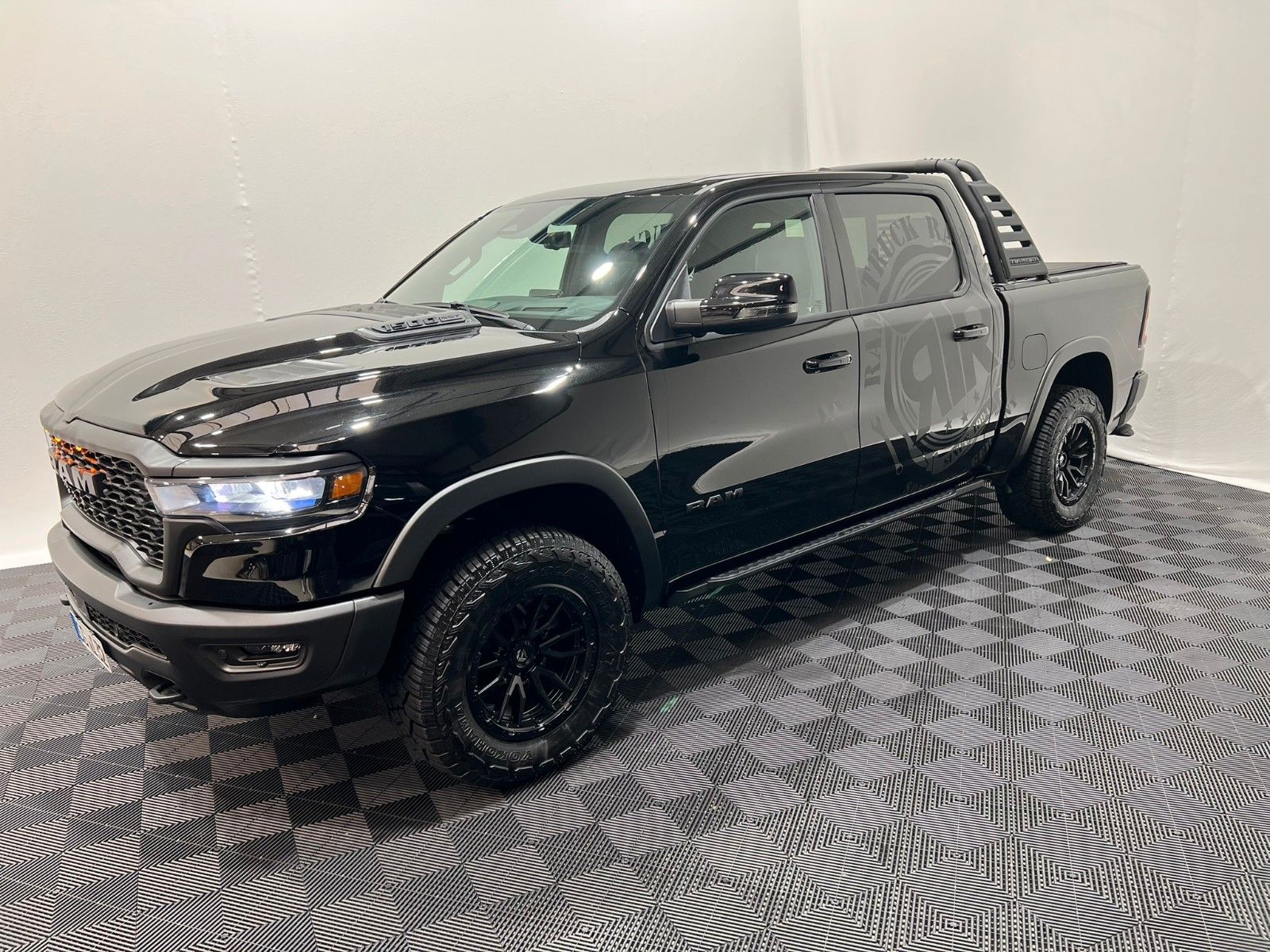 Fahrzeugabbildung Dodge RAM 1500 Rebel Night Premium 3.0L MY25 RTR Umbau