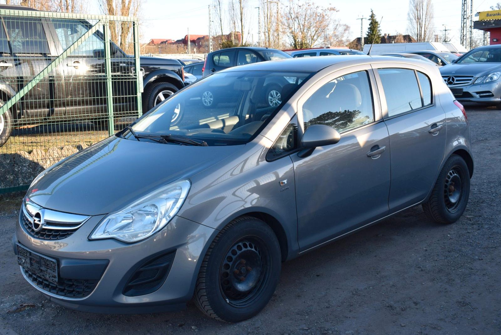 Opel Corsa 2013 — rear view