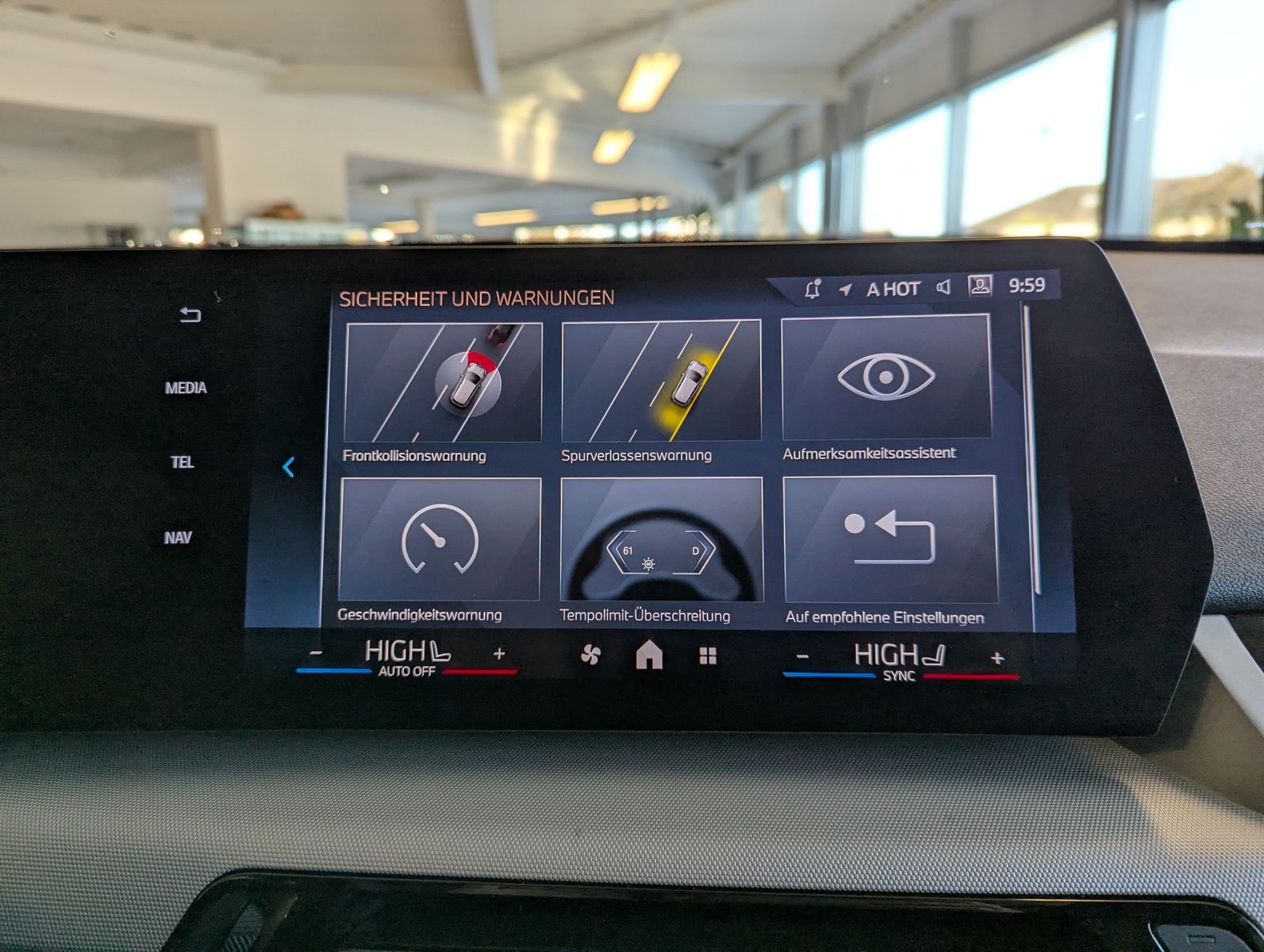 BMW X1 18 i Travel-Paket Pano Kamera AHK - Image 34