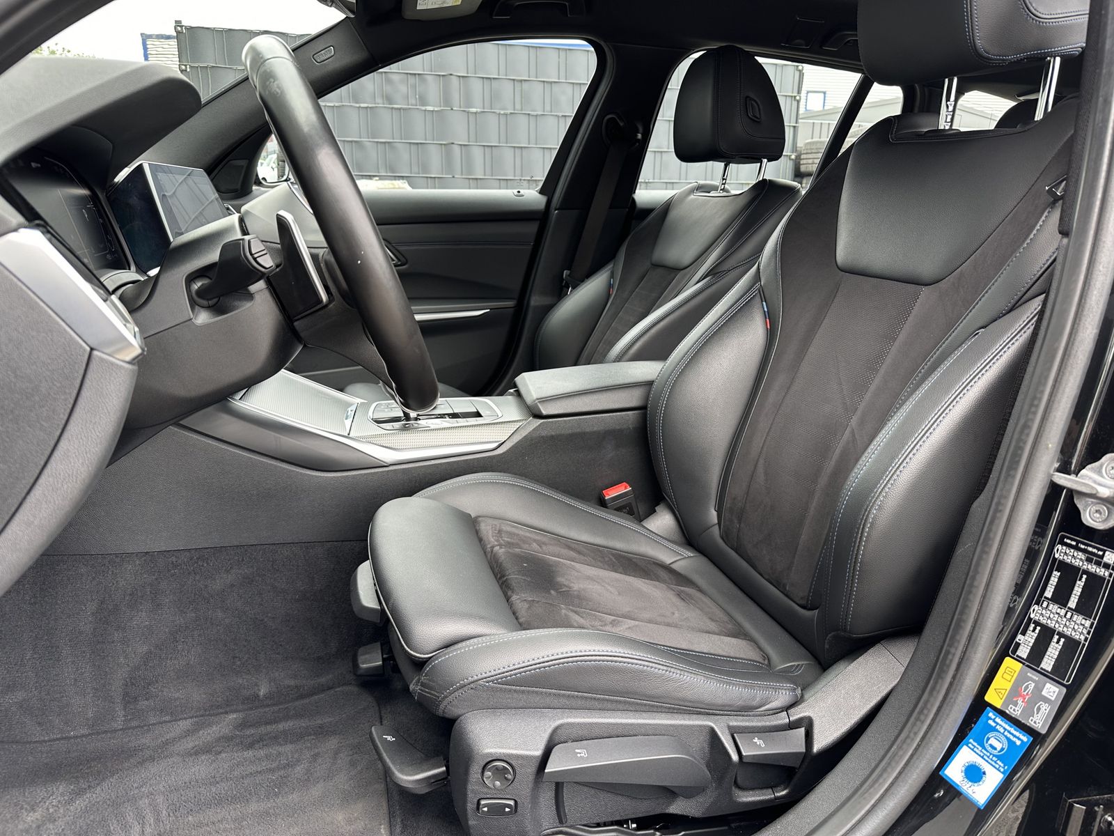 Fahrzeugabbildung BMW 330e Touring xDrive M-Sport NAV+LED+360°+HUD+HIF