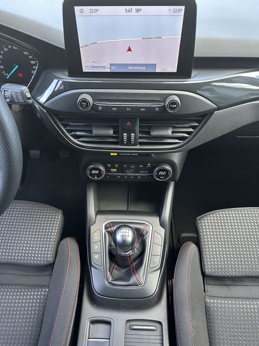 Fahrzeugabbildung Ford Focus 2.0 EB ST-Line NAV+LED+AHK+HUD+B&O+KAM+ACC