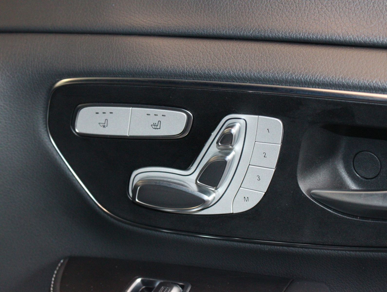 Fahrzeugabbildung Mercedes-Benz V 300d Exclusive Edition Lang 4Matic