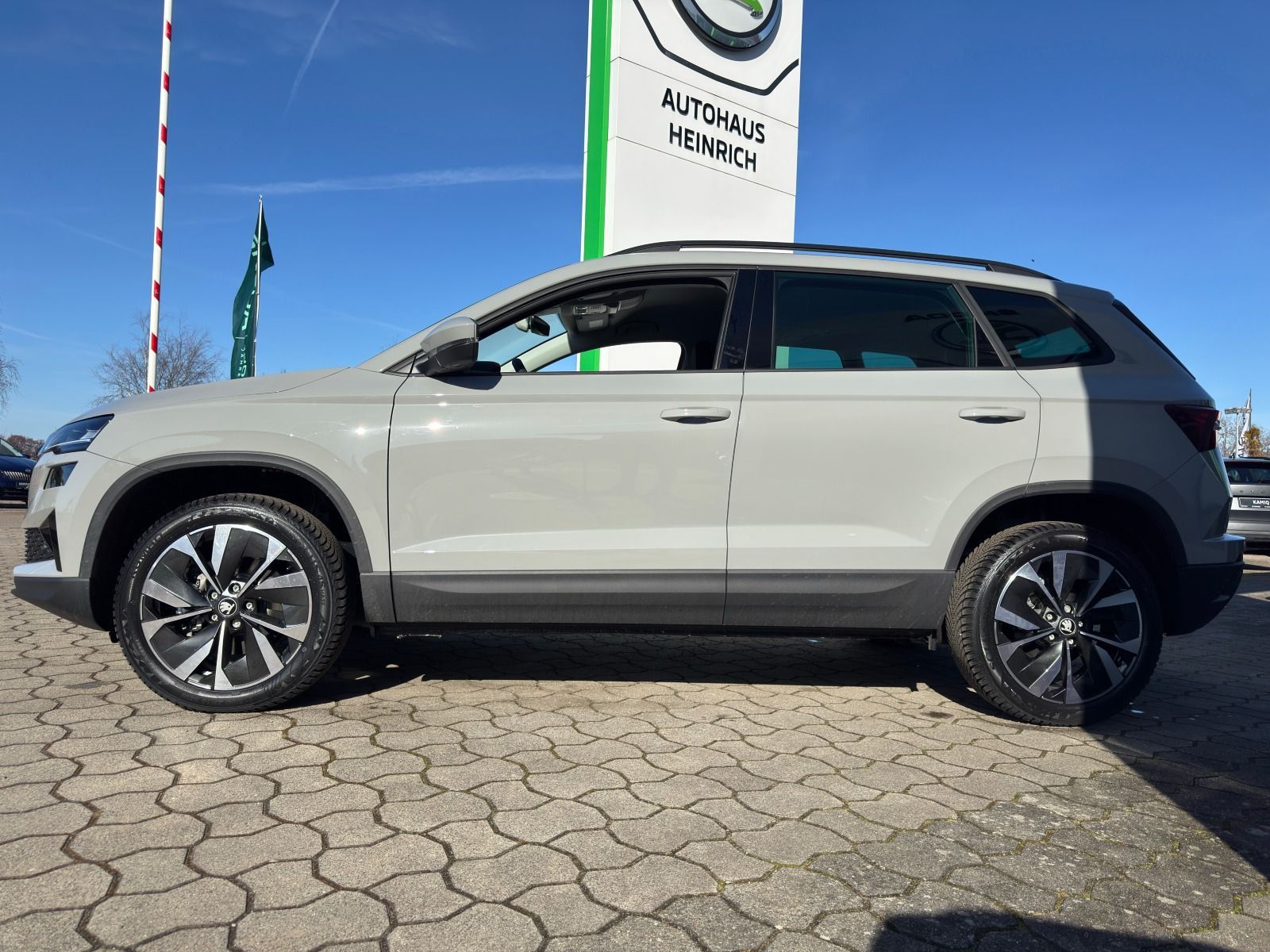 Fahrzeugabbildung SKODA Karoq 1.5 TSI DSG*AHK*RFK*behFro*eHeck*Allwetter