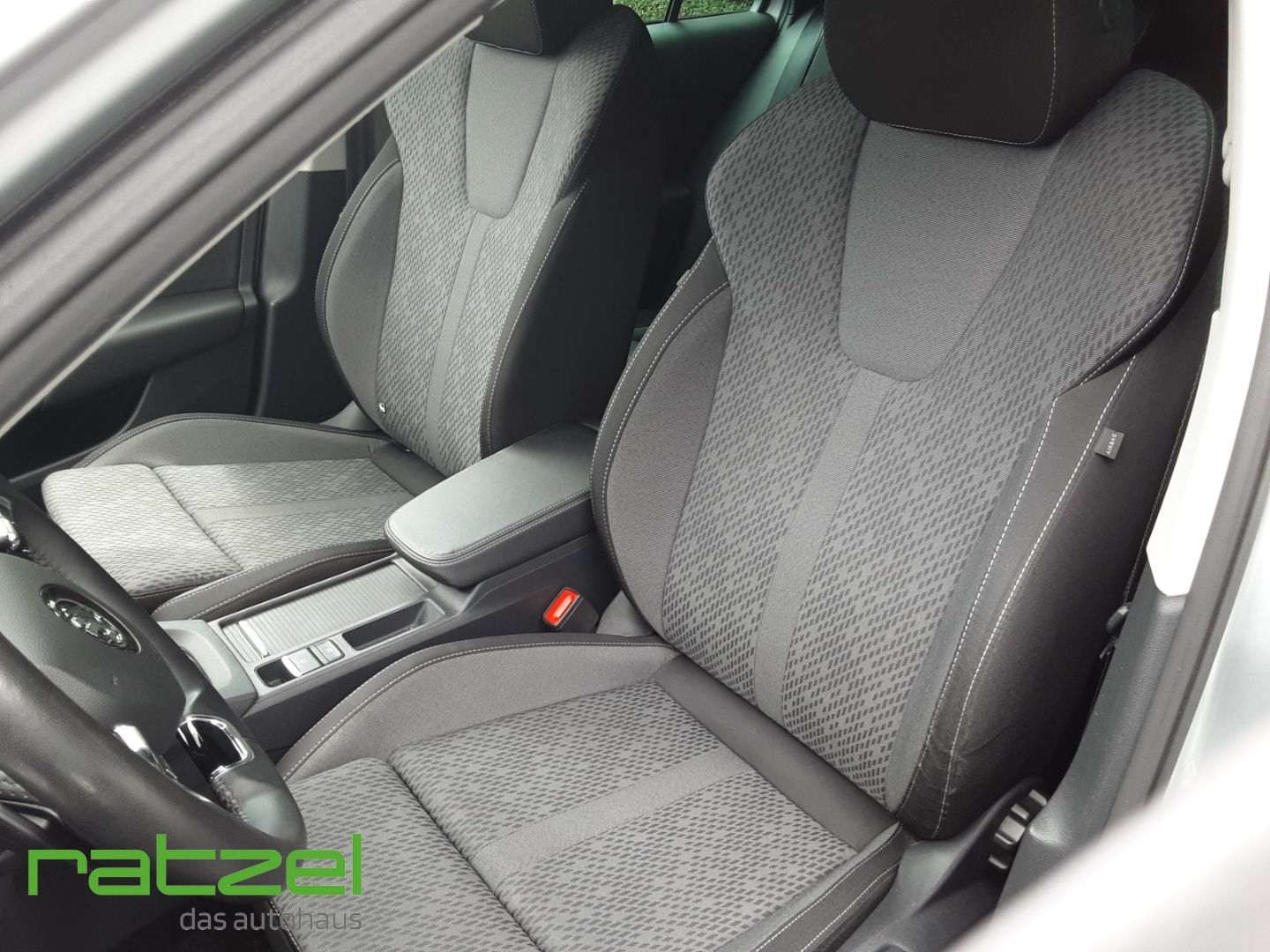 Fahrzeugabbildung SKODA Octavia Combi 2.0 TDI Clever AHK-klappbar LED Sp