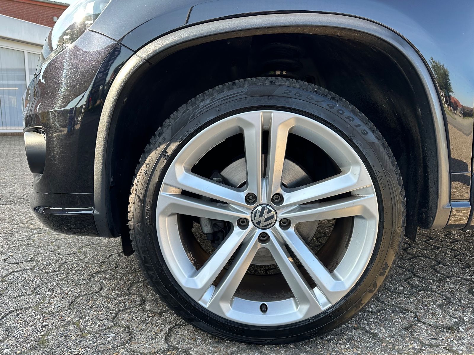 Fahrzeugabbildung Volkswagen Tiguan 1.4 TSI R-Line AHK/Navi/GRA/SHZG