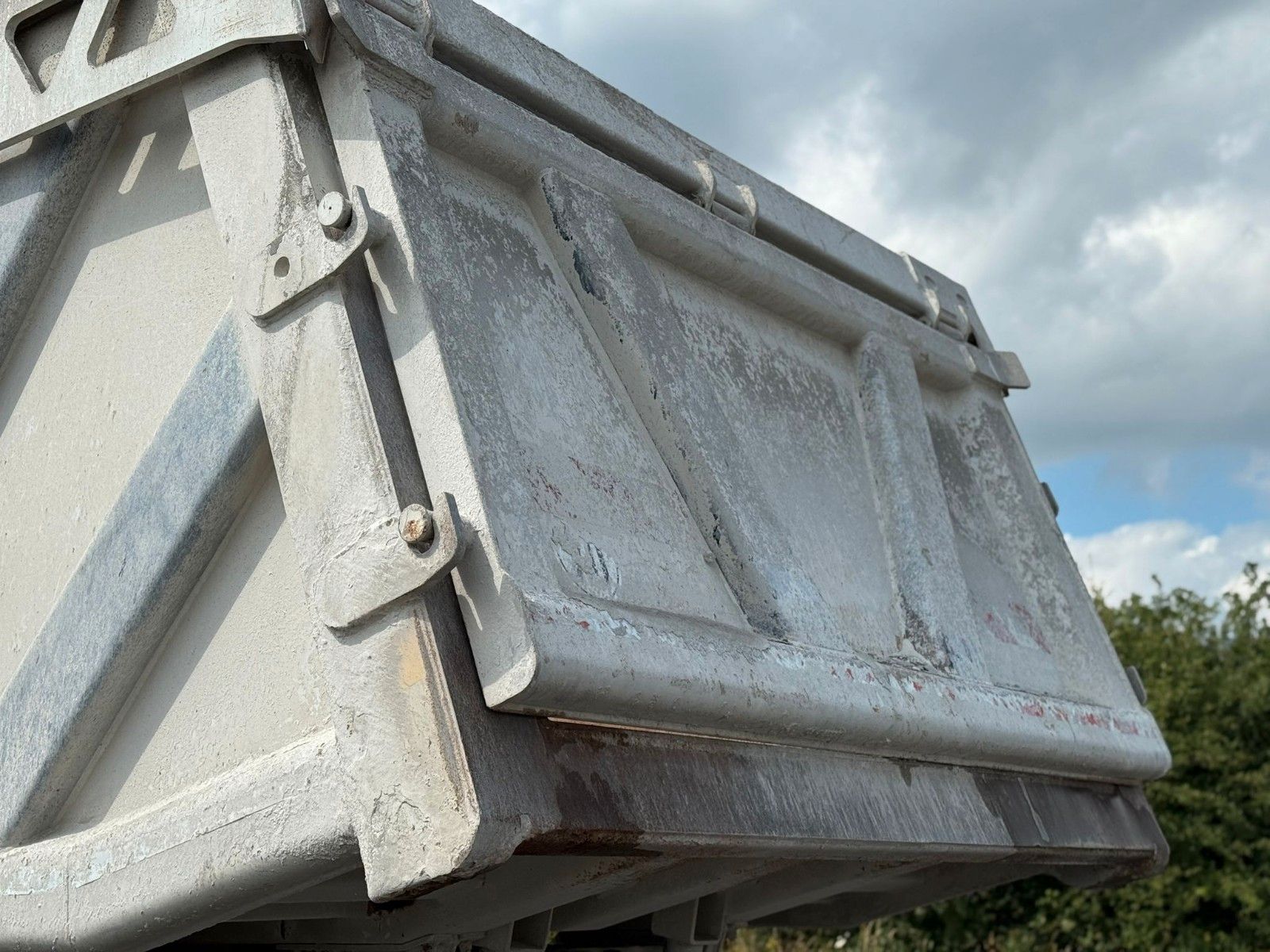 Fahrzeugabbildung Iveco Astra 8x8 Mulden Kipper HD9 86.54